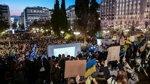  Μεγάλη συγκέντρωση στο Σύνταγμα κατά της ρωσικής εισβολής στην Ουκρανία 