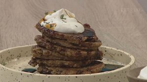 Πολύσπορα pancakes με γαλοτύρι και χαρουπόμελο