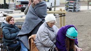 «Εδώ ξυπνάμε από τα πουλιά, στην Ουκρανία από τις βόμβες», λένε οι πρόσφυγες που ζουν πλέον σε ασφαλή καταλύματα