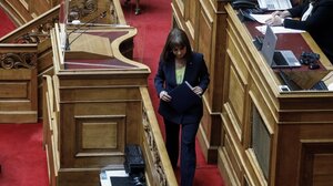 Η Σακελλαροπούλου ντύθηκε στα χρώματα της Ουκρανίας