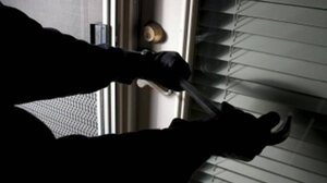 Πεντακοσάρικα, λίρες, διαμάντι και πανάκριβο ρολόι άρπαξε ο 21χρονος από το σπίτι του πατέρα του