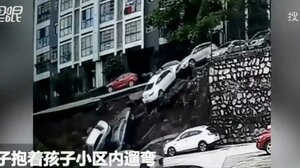 Μητέρα με το παιδί της γλιτώνουν την τελευταία στιγμή από μεγάλη καθίζηση εδάφους