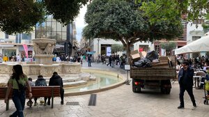 Τα σκουπίδια στα Λιοντάρια στο peak της κίνησης