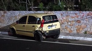 Τράκαρε δύο αυτοκίνητα και έσπευσε να εξαφανιστεί