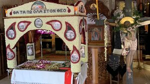 Κορυφώνεται το Θείο Δράμα - Δείτε τους ανθοστόλιστους Επιτάφιους