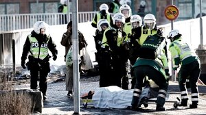 Σουηδία: Τρεις τραυματίες από σφαίρες σε συγκρούσεις αστυνομίας και διαδηλωτών 