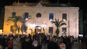 Συρρέουν οι πιστοί στις εκκλησίες για την Ανάσταση