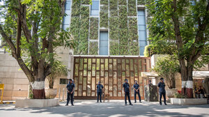 Αίθουσα χιονιού, παγωτατζίδικο και γκαράζ 168 αυτοκινήτων: Μέσα στο ακριβότερο σπίτι του κόσμου