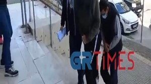 Στα δικαστήρια με τον πατέρα του ο 15χρονος που πυροβόλησε και σκότωσε τον φίλο του