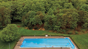 Το Βερολίνο κατεβάζει τον θερμοστάτη στις πισίνες