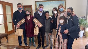 Δώρα και γλυκίσματα στον Δήμαρχο Χανίων από τους μαθητές του Ειδικού Σχολείου 