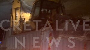 Φορτηγό με φορτωτή σφήνωσε στη γέφυρα!