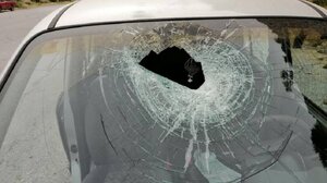 Πέτρα "προσγειώθηκε"... μέσα σε αυτοκίνητο! 