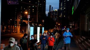 Οργή στην Σανγκάη για το σκληρό lockdown – Ξεμένουν από τρόφιμα και φάρμακα