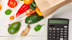 Μειώνεται ο πληθωρισμός στην Ελλάδα, στα ύψη παραμένουν οι τιμές των τροφίμων