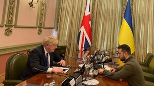 Στο Κίεβο ο Τζόνσον: Υποσχέθηκε στον Ζελένσκι όπλα 100 εκατ. λιρών