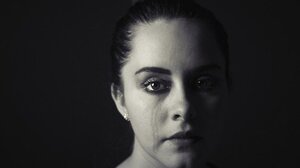 Την κρατούσε στο σπίτι και την παρακολουθούσε με κοριό 