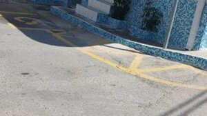 Τρυπάει λάστιχα και βάζει ξύλα για να παρκάρει ο ίδιος