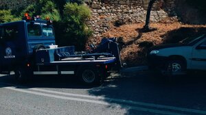 Κυκλοφορεί, επιτηρεί και ... σηκώνει ο γερανός της Τροχαίας