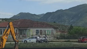 Μητέρα αποπειράθηκε να αυτοκτονήσει στα ΚΕΠ μπροστά στα δύο παιδιά της