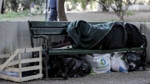 Επίθεση με μαχαίρι σε άστεγο