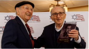  ΗΠΑ: 78 χρόνια αργότερα, δυο επιζώντες του Ολοκαυτώματος αγκαλιάζονται