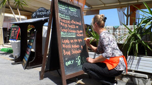 Οι τουρίστες έρχονται, αλλά ποιος θα τους εξυπηρετήσει;