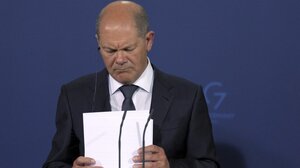 Σολτς: Θα εξοπλίζουμε την Ουκρανία μέχρι να το πάρει απόφαση ο Πούτιν