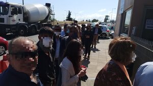Αναμονή, χωρίς τέλος, έξω από το Αστυνομικό Μέγαρο