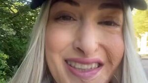 Ιωάννα Παλιοσπύρου: Χαμογελαστή χωρίς μάσκα σε κέντρο αποκατάστασης στη Γαλλία 