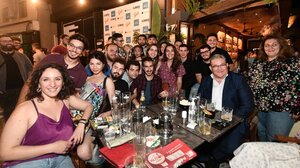 Σε μπαρ με νέους, ο Δ.Κουτσούμπας