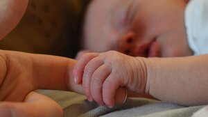 Καθυστέρησε να δηλώσει τη γέννηση του εγγονού του... για να πάρει επίδομα!