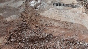 Ακόμα περιμένουν το... μπάλωμα του δρόμου