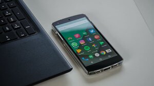 Social Media και τηλεόραση κερδίζουν την «κούρσα» της ενημέρωσης στην Ελλάδα