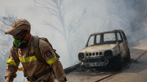 Μάχη με τις αναζωπυρώσεις στη Βούλα - Άνοιξε σχολείο για τη φιλοξενία των κατοίκων