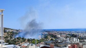 Φωτιά στη Γλυφάδα: Ισχυρές δυνάμεις στο σημείο