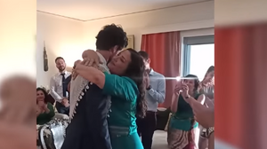 Στιγμιότυπα πριν τον γάμο του Ορφέα Αυγουστίδη - Το δώρο της μητέρας του