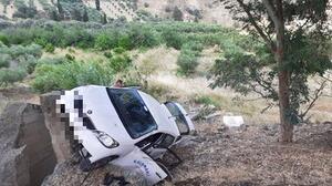 Και, όμως, βγήκαν... σώοι και αβλαβείς από το αυτοκίνητο!