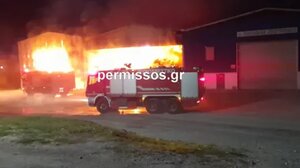 Μεγάλη φωτιά σε αποθήκη με ζωοτροφές στην Αλίαρτο