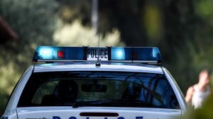 Άνδρας με καραμπίνα εισέβαλε σε αντιπροσωπεία αυτοκινήτων