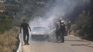 "Λαμπάδιασε" αυτοκίνητο - Δείτε φωτογραφίες