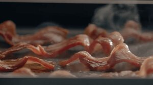 Το μπέικον «μπήκε» σε μπουκάλι: Έβγαλαν άρωμα με αυτή τη μυρωδιά