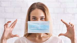 Κορωνοϊός: Συναγερμός από χιλιάδες επαναμολύνσεις και εκτόξευση των νοσηλειών