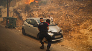 Νύχτα αγωνίας σε Βούλα και Βάρη – Φόβος για αναζωπυρώσεις