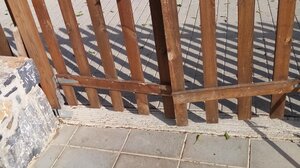 Νερά που τρέχουν, σπασμένες πόρτες σε πάρκο που παίζουν παιδιά!