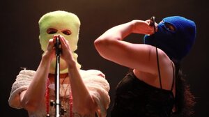 «Μητριαρχία, τώρα» ζητούν οι Pussy Riot, κρεμώντας πανό στο Καπιτώλιο του Τέξας