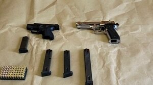 Χειροπέδες σε δύο για πιστόλια και σφαίρες