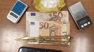 Ο έλεγχος αποκάλυψε την κοκαΐνη και τα όπλα 