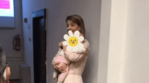 «Να στηρίξουμε τους νέους γονείς», λέει η Χαρίτα Βλάχου που έγινε viral 