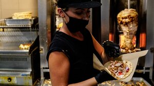 Σουβλάκι από "χρυσάφι": Ξεπέρασε τα 5 ευρώ και στην Κρήτη